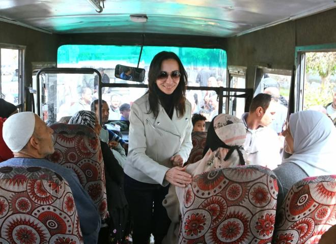 الدكتورة/ جاكلين عازر تتابع منظومة النقل الداخلي وتستقل احد مركباتها بإيتاي البارود وتهنئ الركاب بحلول الشهر الكريم وتستمع لشكواهم ومتطلباتهم