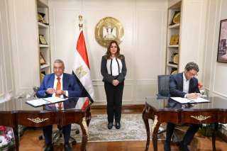 وزيرة التنمية المحلية والبيئة تشهد التوقيع على بروتوكول تعاون بين الوزارة ومؤسسة إم إن تي للتنمية المستدامة لتطوير الأراضي غير المستغلة وتحويلها لمساحات آمنة وميسرة