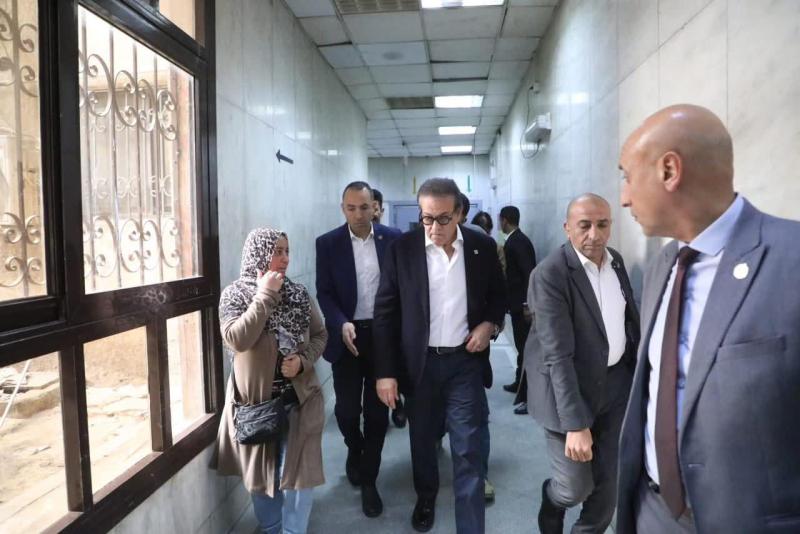 وزير الصحة يجري جولة مفاجئة بمستشفى السلام التخصصي في أول أيام رمضان ويحيل مدير المستشفى للتحقيق