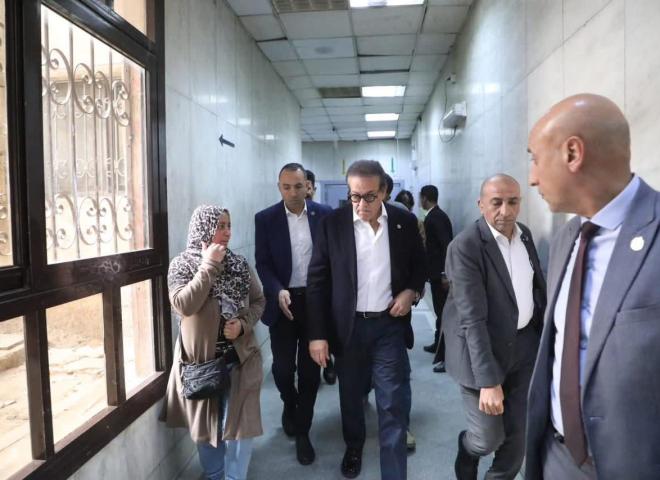 وزير الصحة يجري جولة مفاجئة بمستشفى السلام التخصصي في أول أيام رمضان ويحيل مدير المستشفى للتحقيق
