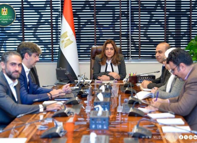 وزارة التنمية المحلية والبيئة تبحث تحويل المخلفات لوقود بديل لمصانع الأسمنت بالشراكة مع ”كلين كربون”