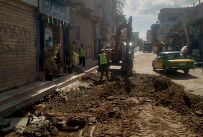 فى إستجابة فورية وعقب جولة محافظ البحيرة بمركز إدكو   البدء فى أعمال رصف شارع البحر بإدكو بطول ١.٥ كم