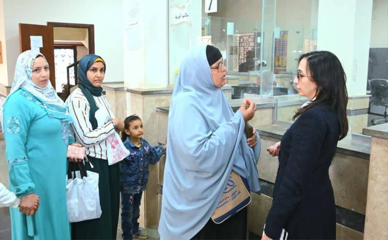 الدكتورة/ جاكلين عازر - محافظ البحيرة، واصلت  جولتها المفاجئة بقرية سيدي غازي التابعة لمركز كفر الدوار، إحدى قرى مبادرة ”حياة كريمة”.