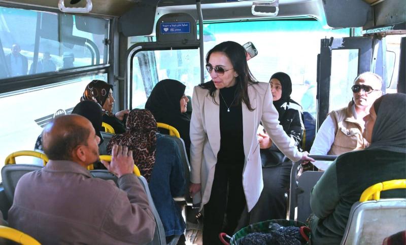 محافظ البحيرة تفاجئ الركاب وتهنئهم بحلول شهر رمضان المعظم وتستمع لمطالبهم وتستجيب لها فوراً