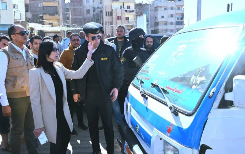 محافظ البحيرة تستوقف عدد من سيارات السرفيس بدمنهور  وتوجه إدارة المرور بمراجعة إلتزام السائقين بخطوط السير والتعريفة المقررة