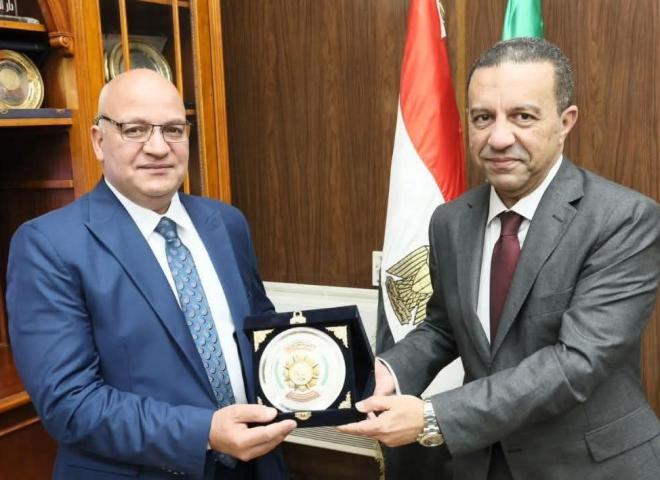 محافظ المنوفية يكرم مدير مديرية الزراعة السابق ويهديه درع المحافظة