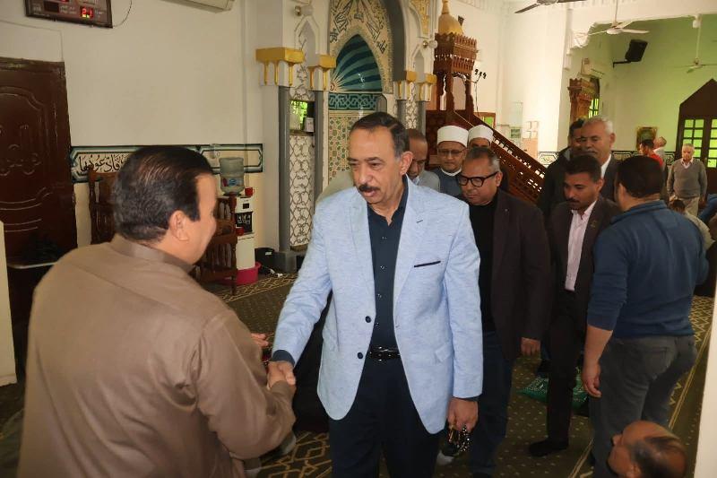 محافظ سوهاج يلتقي المواطنين عقب صلاة الجمعة بمسجد الشرطة للاستماع لمطالبهم