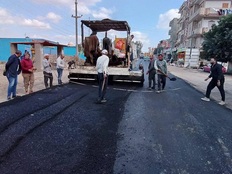 رصف طريق قرية العزيمة بمركز بدر ضمن الخطة الإستثمارية للعام المالي الحالي