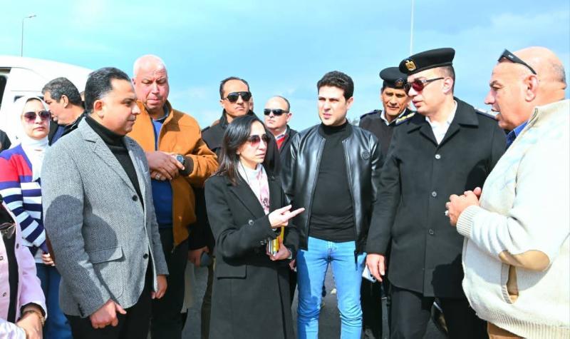 محافظ البحيرة تقوم بجولة ميدانية موسعة بشوارع مدين وادي النطرون ة داخل ميكروباص يضم كافة الجهات التنفيذية