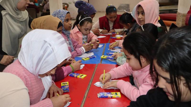 المكتبة العامة المتنقلة تنظم فعاليات ثقافية وفنية للأطفال بإدكو ضمن مبادرة ”قطار الخير ٢”