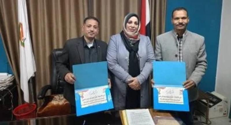 رئيس حى الكوثر بسوهاج تكرم العاملين المتميزين تقديراً لجهودهم