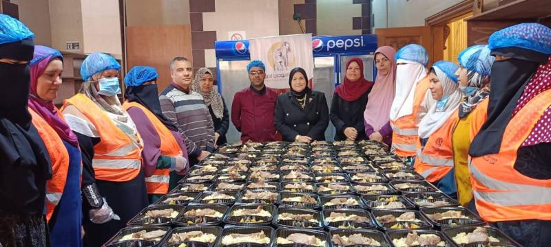 ضمن فعاليات ”قطار الخير ٢”.. ”مطبخ المصرية بإيد بناتها” يقدّم ٣٧٠ وجبة غذائية لدعم الأسر الأولى بالرعاية بإدفينا