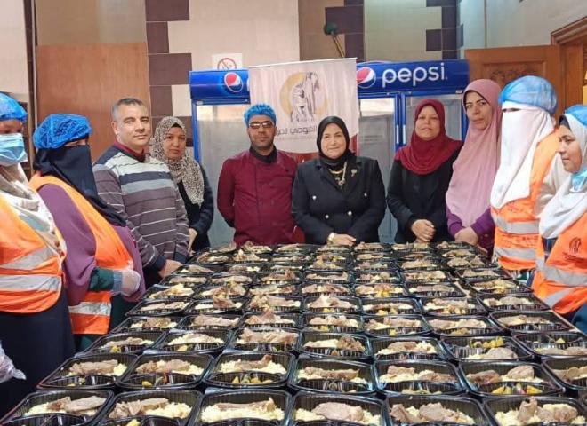 ضمن فعاليات ”قطار الخير ٢”.. ”مطبخ المصرية بإيد بناتها” يقدّم ٣٧٠ وجبة غذائية لدعم الأسر الأولى بالرعاية بإدفينا