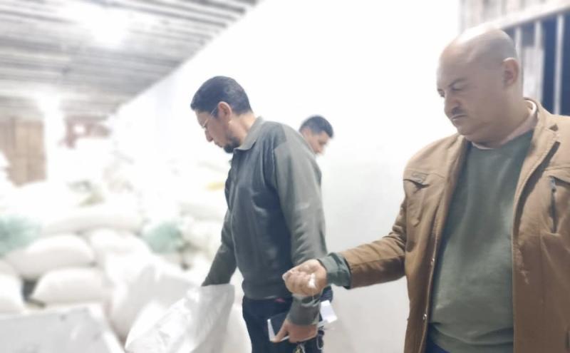 ضبط ٧.٦ طن مكرونة منتهية الصلاحية وطحنها وإعادة تدويرها بمصنع غير مرخص قبل طرحها بالأسواق