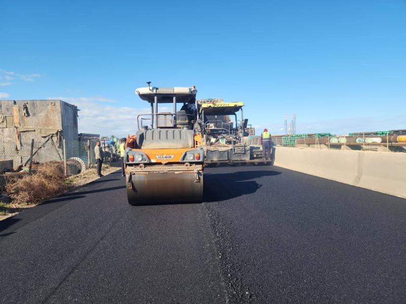 متابعة أعمال رصف طريق الشركات الرابط بين مركزي إدكو ورشيد بطول ٥ كم ضمن الخطة الإستثمارية ٢٠٢٥ - ٢٠٢٦