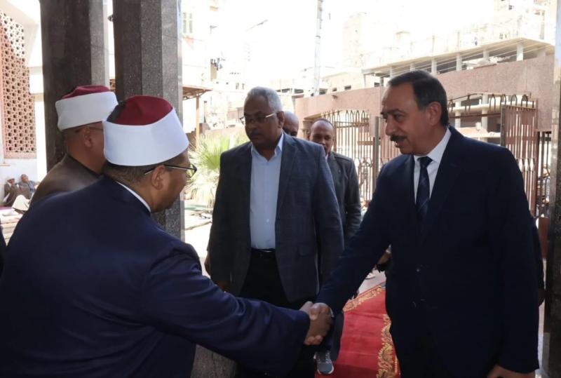 محافظ سوهاج يستمع إلى مطالب المواطنين عقب صلاة الجمعة بمسجد العارف