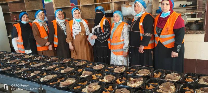 إعداد ٣٧٠ وجبة إفطار ساخنة من إنتاج ”مطبخ المصرية بإيد بناتها” وتوزيعها بقرية سمخراط بالرحمانية
