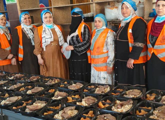 إعداد ٣٧٠ وجبة إفطار ساخنة من إنتاج ”مطبخ المصرية بإيد بناتها” وتوزيعها بقرية سمخراط بالرحمانية
