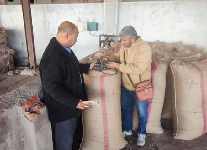 التنبيه على الجمعيات والمزارعين باستخدام المبيدات الموصى بها من قبل الاداره العامه لمكافحه الآفات بوزارة الزراعة