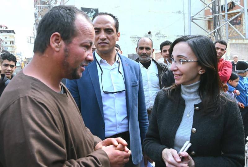 الدكتورة/ جاكلين عازر تلتقي بعدد من المواطنين خلال جولتها المفاجئة بأبو حمص اليوم