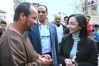 الدكتورة/ جاكلين عازر تلتقي بعدد من المواطنين خلال جولتها المفاجئة بأبو حمص اليوم