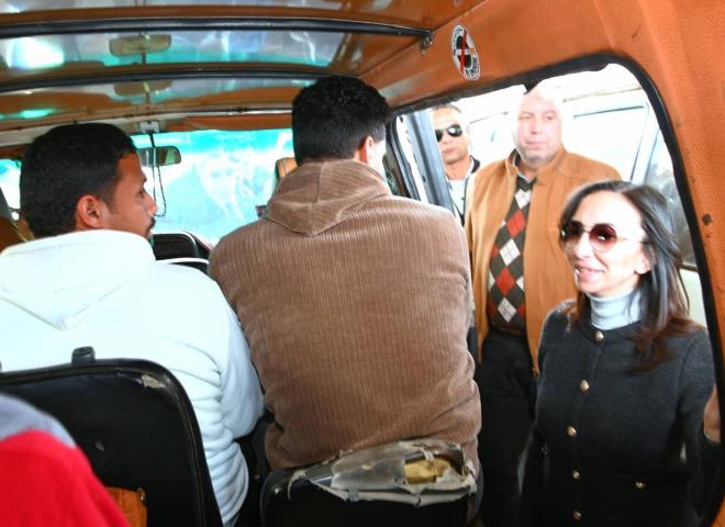 محافظ البحيرة تتابع تطبيق التعريفة الجديدة ميدانيًا بمجمع مواقف دمنهور