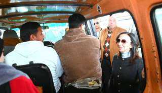 محافظ البحيرة تتابع تطبيق التعريفة الجديدة ميدانيًا بمجمع مواقف دمنهور