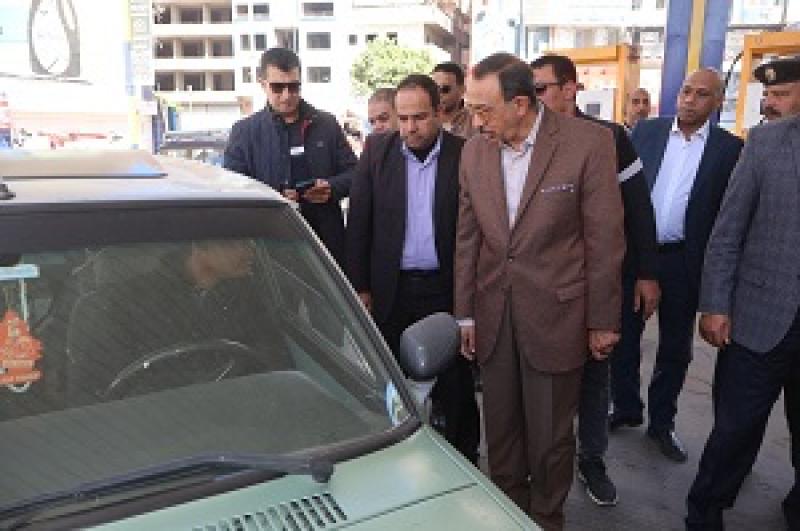 محافظ سوهاج يتفقد محطات الوقود ومواقف الأجرة للتأكد من الالتزام بالتعريفة الجديدة