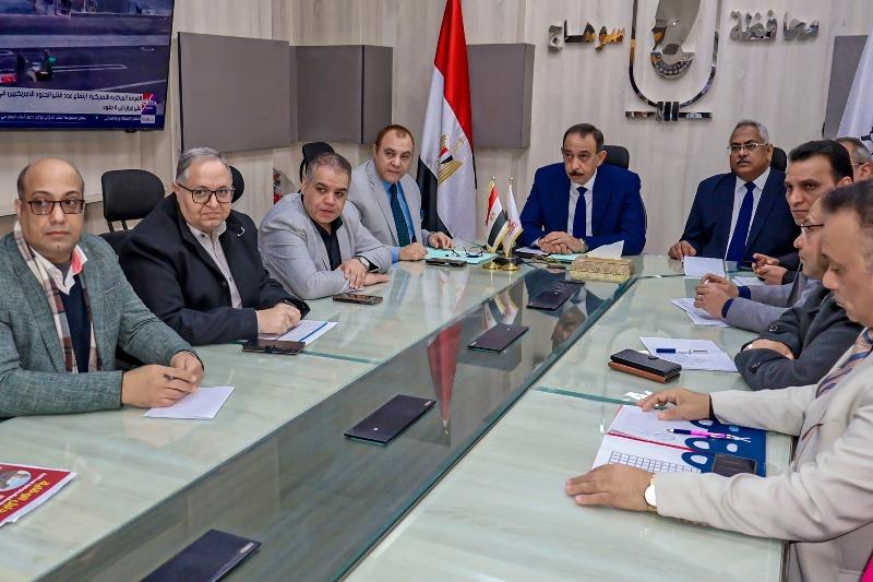 محافظ سوهاج يعقد اجتماعًا للجنة تقنين أراضي الدولة
