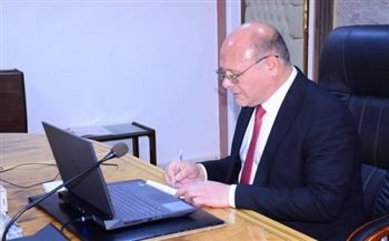 رئيس جامعة سوهاج يشارك باجتماع لوضع استراتيجية تنفيذ ربط البرامج الدراسية بسوق العمل