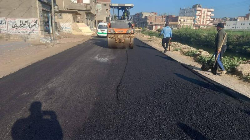 محافظة البحيرة تواصل دعم مشروعات الطرق ..   رصف طريق زاوية غزال – حمور بدمنهور بطول ٣ كم ضمن الخطة الإستثمارية