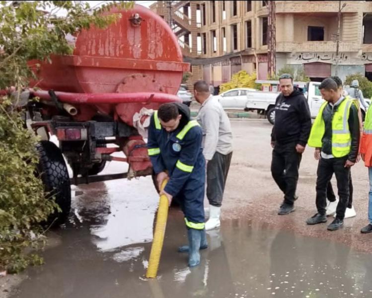 فور تعرض المحافظة لموجة من سقوط الأمطار ..  محافظ البحيرة: إنتشار أكثر من ١٥٠٠ معدة وطاقم بكافة المناطق لرفع التراكمات أولاً بأول