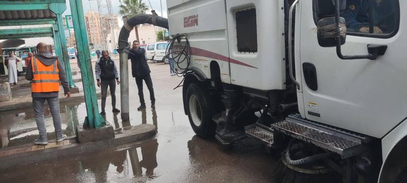 إنتشار موسع للمعدات وفرق الطوارئ ورفع تجمعات مياه الأمطار أولاً بأول فور سقوط الأمطار بمدن ومراكز البحيرة