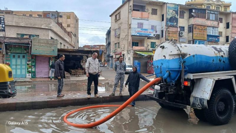 دفع واسع للمعدات.. ورئيس مياه البحيرة يتابع ميدانيًا أعمال سحب مياه الأمطار بجميع مراكز ومدن المحافظة