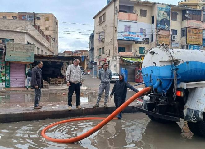 دفع واسع للمعدات.. ورئيس مياه البحيرة يتابع ميدانيًا أعمال سحب مياه الأمطار بجميع مراكز ومدن المحافظة