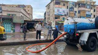 دفع واسع للمعدات.. ورئيس مياه البحيرة يتابع ميدانيًا أعمال سحب مياه الأمطار بجميع مراكز ومدن المحافظة