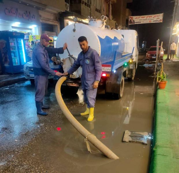 إستمراراً لجهود محافظة البحيرة لمواجهة الطقس السيئ..   فرق العمل تواصل رفع آثار الأمطار خلال الفترة المسائية بكفاءة عالية