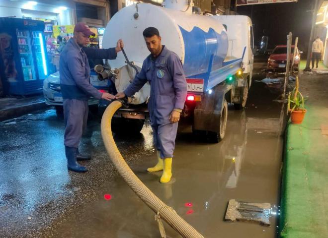 إستمراراً لجهود محافظة البحيرة لمواجهة الطقس السيئ..   فرق العمل تواصل رفع آثار الأمطار خلال الفترة المسائية بكفاءة عالية