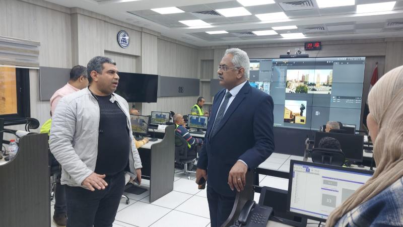 نائب محافظ سوهاج يتابع الأحوال الجوية من مركز السيطرة والتعامل الفوري مع بلاغات المواطنين