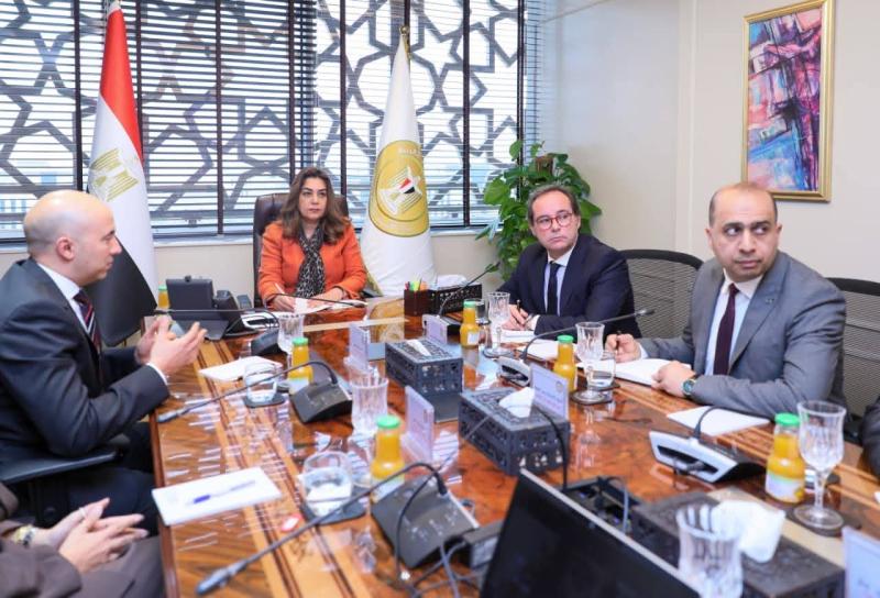 وزيرة التنمية المحلية والبيئة تبحث مع المدير التنفيذي لإحدى شركات القطاع الخاص فرص الشراكة لدعم الاستدامة وتعزيز الاقتصاد الدائري