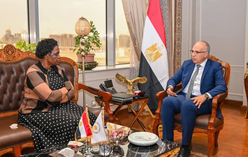 الدكتور سويلم يلتقي وزيرة البيئة الأوغندية لبحث سبل تعزيز العلاقات المصرية الأوغندية في مجال المياه