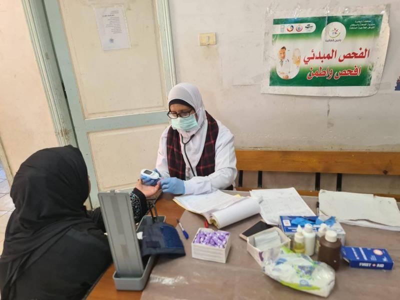 الكشف على ٨٥٥ مواطناً خلال قافلة طبية مجانية بقرية جزيرة نكلا بمركز شبراخيت