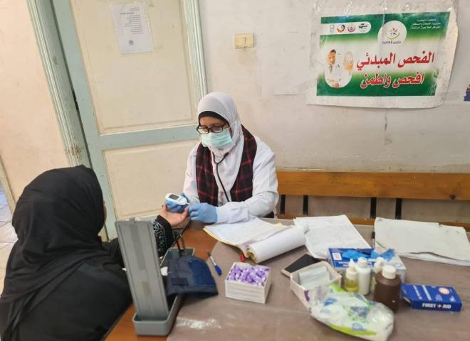 الكشف على ٨٥٥ مواطناً خلال قافلة طبية مجانية بقرية جزيرة نكلا بمركز شبراخيت