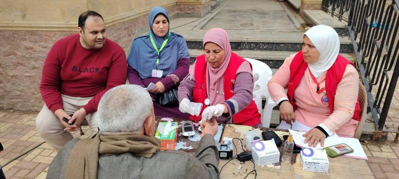 قوافل سكانية متكاملة تُقدِّم خدمات طبية لـ  732 مواطنًا بالإضافة لخدمات بيطرية بمركزي الرحمانية والمحمودية