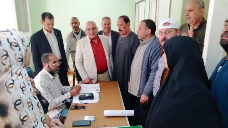 وكيل وزارة الزراعة يتابع الجمعيات الزراعية المحول لها مزارعين لصرف الأسمدة من مراكز أخرى بالبحيرة