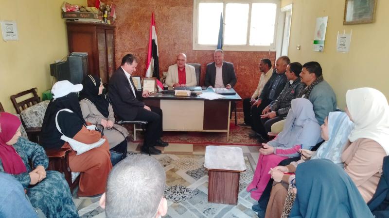 ” وكيل زراعة البحيرة ” يجتمع بالعاملين بإدارة حوش عيسى ويحذر من التعدى على الأرض الزراعية ويطالب بسرعة إدخال الحصر الزراعى بكل دقه على المنظومة