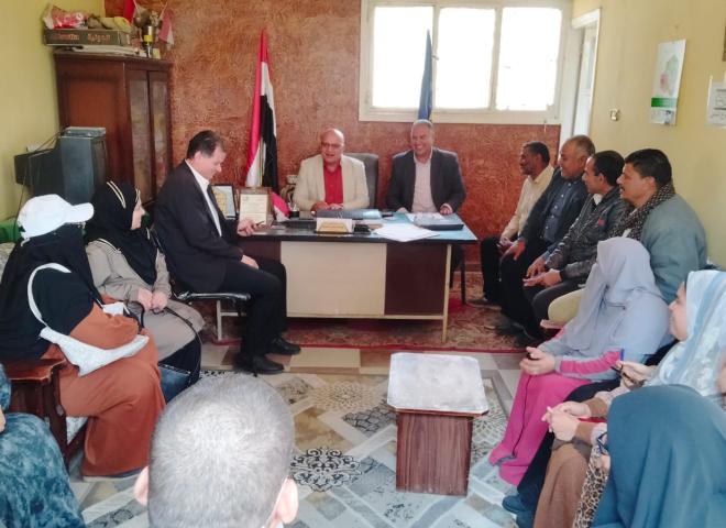 ” وكيل زراعة البحيرة ” يجتمع بالعاملين بإدارة حوش عيسى ويحذر من التعدى على الأرض الزراعية ويطالب بسرعة إدخال الحصر الزراعى بكل دقه على المنظومة