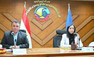 محافظ البحيرة تعقد إجتماعاً مع رؤساء الوحدات المحلية بنطاق المحافظة