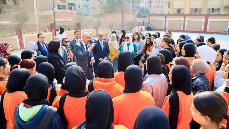 وزير التربية والتعليم يجري جولة تفقدية مفاجئة بعدد من مدارس محافظة الشرقية لمتابعة انتظام العملية التعليمية