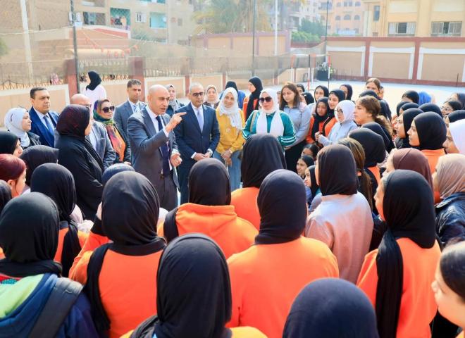 وزير التربية والتعليم يجري جولة تفقدية مفاجئة بعدد من مدارس محافظة الشرقية لمتابعة انتظام العملية التعليمية